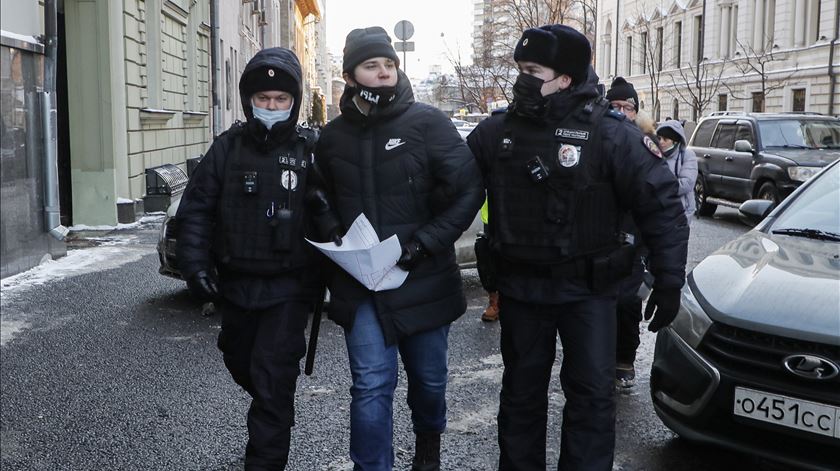 Polícia russa detém apoiante da ONG Memorial. Foto: Yuri Kochetkov/EPA