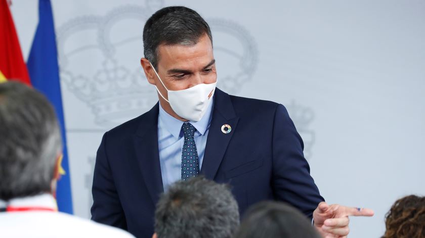Pedro Sanchez quer travar a curva ascendente da pandemia. Foto: Zipi/EPA