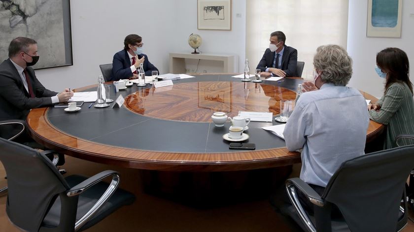 Primeiro-ministro espanhol na reunião com grupo de trabalho para o coronavírus. Foto: Jose Maria Cuadrado Jimenez/EPA