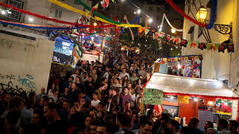 Este ano a festa está proibida nas ruas e vielas de Alfama. A culpa é da pandemia. Foto: Pedro Nunes/Reuters