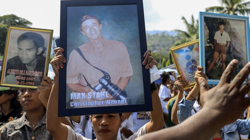 Max Stahl, jornalista que captou as imagens  do massacre de Santa Cruz, morreu 30 anos depois de Sebastião Gomes, homenageado no dia da tragédia. Foto: António Dasiparu/ EPA