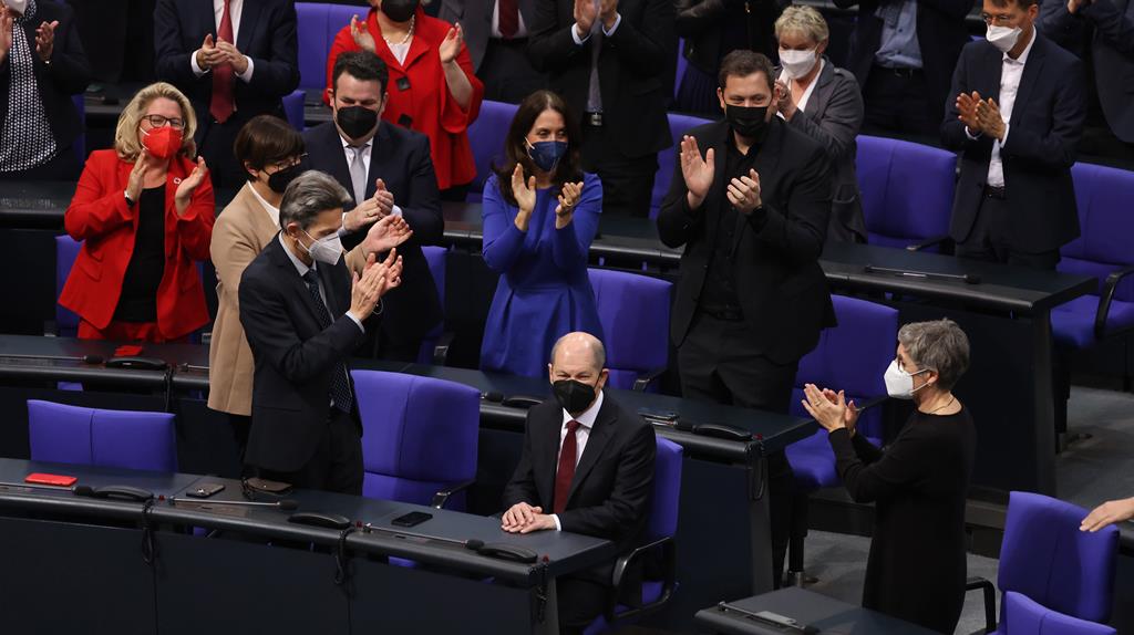 Olaf Scholz aplaucido no Bundestag, o Parlamento alemão. Foto: Filip Singer/EPA