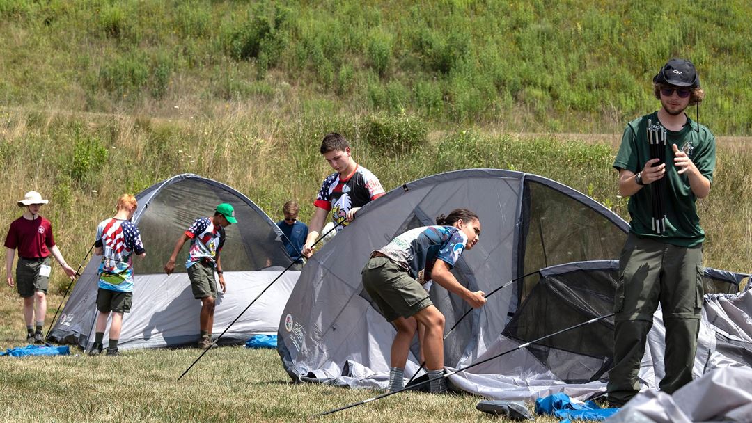 Escuteiros de Washington a armar as tendas no Jamboree Foto: Patricia Ståhl/Facebook 24th World Scout Jamboree 2019 - USA Contingent