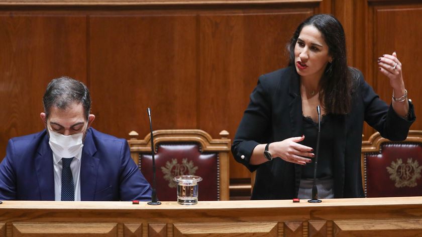 Marina Gonçalves ao lado de Duarte Cordeiro, secretário de Estado dos Assuntos Parlamentares. Foto: Andre Kosters/Lusa