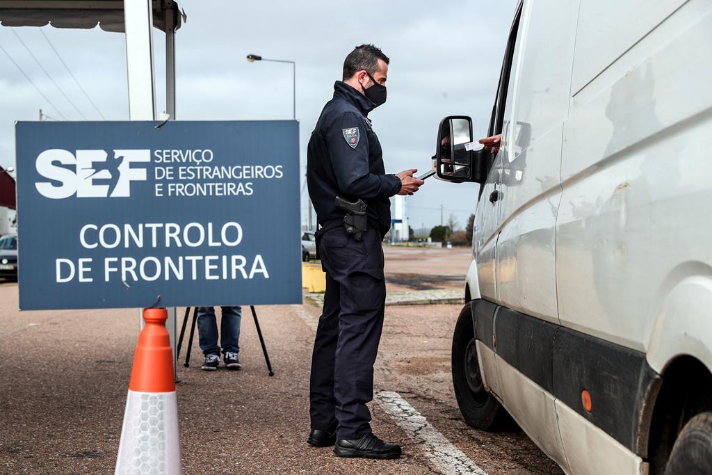 Agente do SEF verifica a identificação de um automobilista durante uma operação de controlo na entrada em Portugal pela fronteira do Caia. Foto: Nuno Veiga/ Lusa