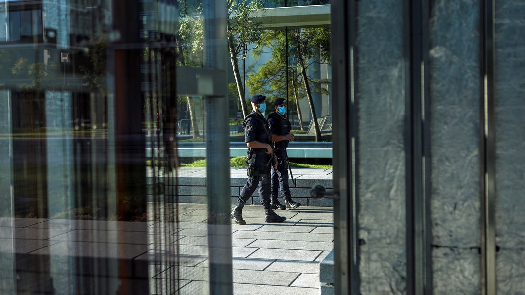 PSP reforçou a segurança junto ao tribunal. Foto: António Pedro Santos/EPA