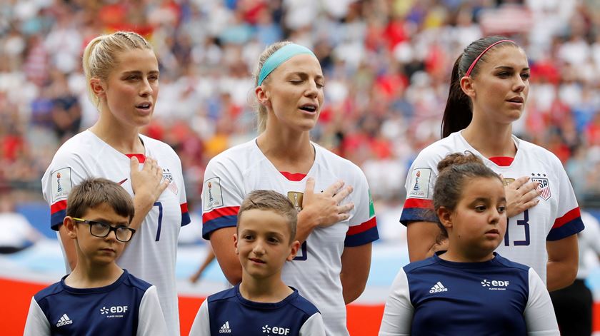 Futebolista das seleções dos Estados Unidos podem ajoelhar-se durante o hino Foto: Bernadett Szabo/Reuters