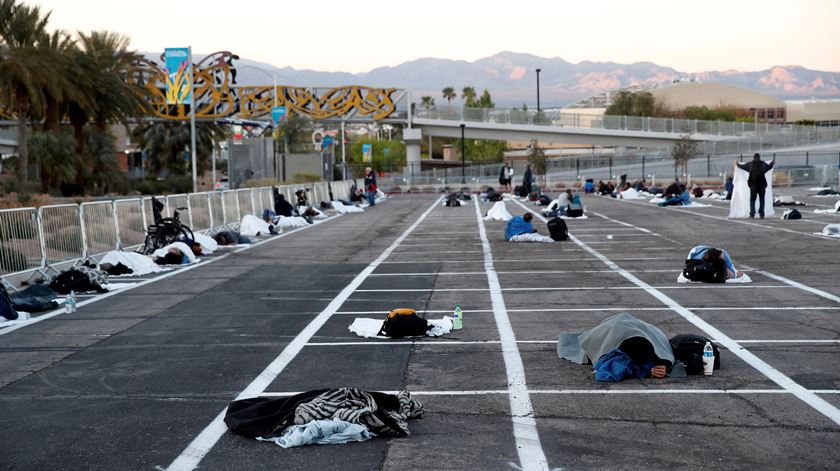 Sem-abrigo dormem no asfalto, nas áreas delimitadas pelos voluntários, com distanciamento calculado para evitar risco de contágio de Covid-19 Foto: Steve Marcus/Reuters