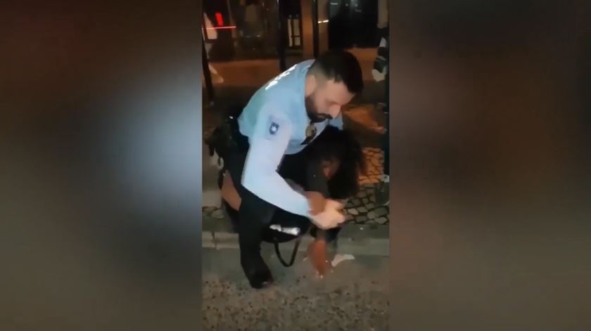 Frame de vídeo da mulher agredida na Amadora