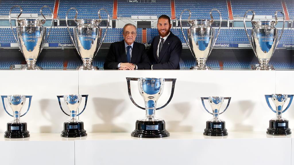 Sergio Ramos com o presidente do clube espanhol, Florentino Pérez, e os troféus que conquistou. Foto: Real Madrid