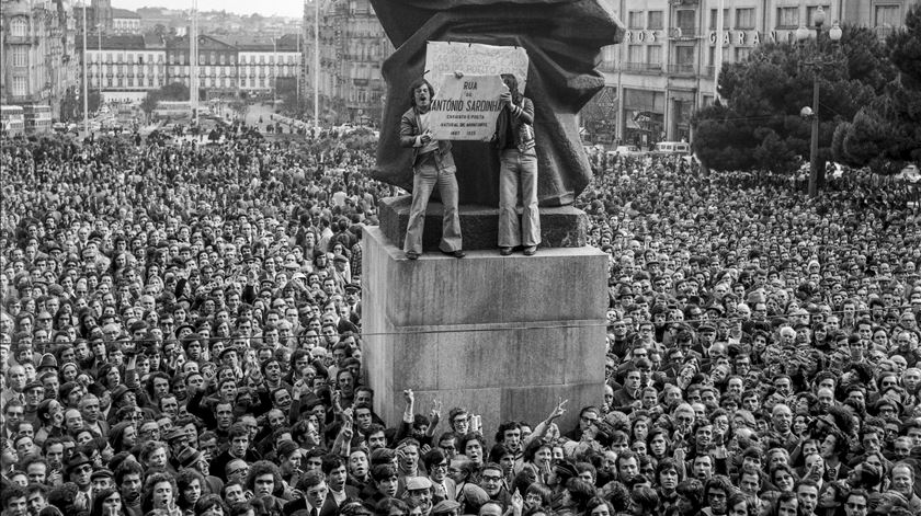 25 de abril de 1974 no Porto. Foto: Sérgio Valente