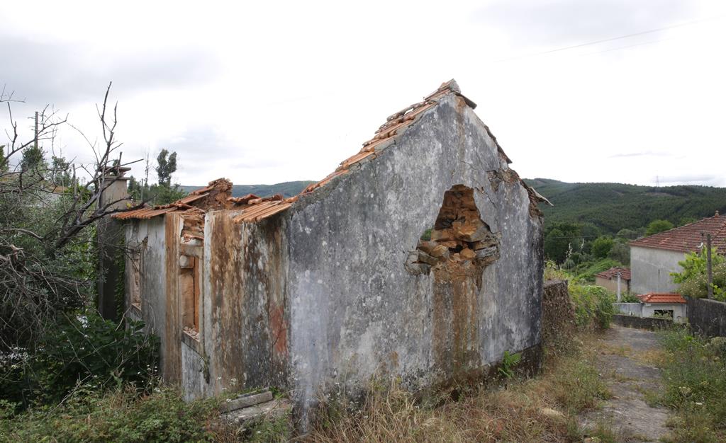 O abandono marca a aldeia de Sarzedas de São Pedro, em Castanheira de Pera, onde em 2017 seis pessoas perderam a vida.