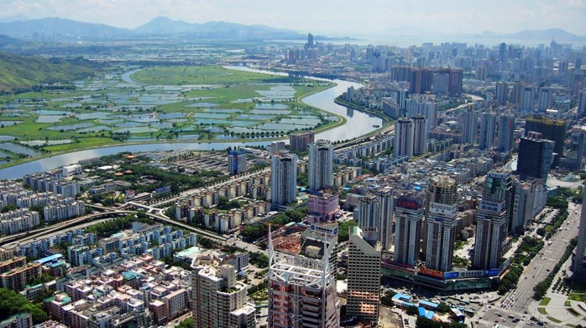 Na década de 1980, era apenas uma pequena cidade no sul da China. Hoje, Shenzhen é uma potência económica, com uma previsão de 12,4 milhões de turistas internacionais em 2018. Foto: Wikipédia