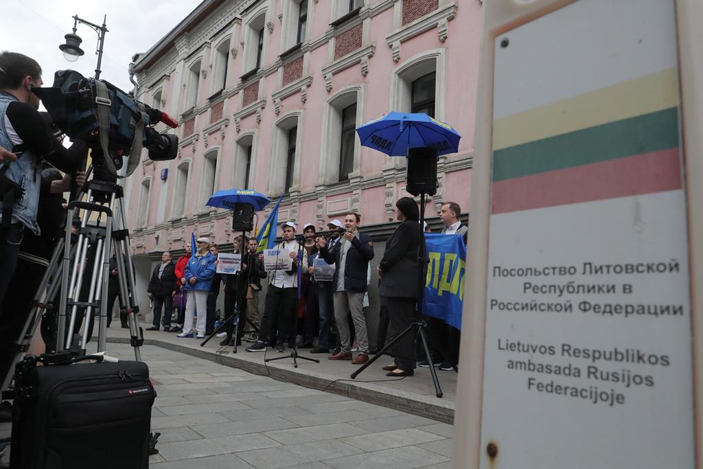 Manifestação junto à embaixada da Lituânia em Moscovo. Foto: Maxim Shipenkov/EPA