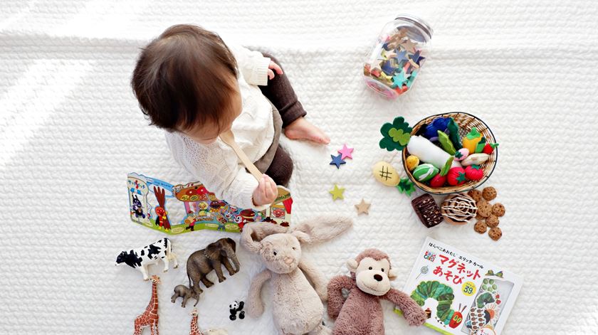 O chumbo pode ser encontrado em alguns brinquedos e em pinturas. Foto: Shirota Yuri/Unsplash