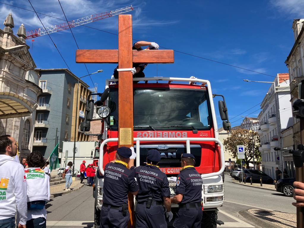 Os símbolos foram transportados nos carros dos bombeiros. Foto: Teresa Paula Costa/RR