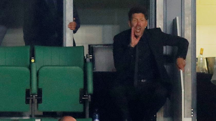 Simeone viu o jogo na bancada, por estar castigado. Foto: Maxim Shemetov/Reuters