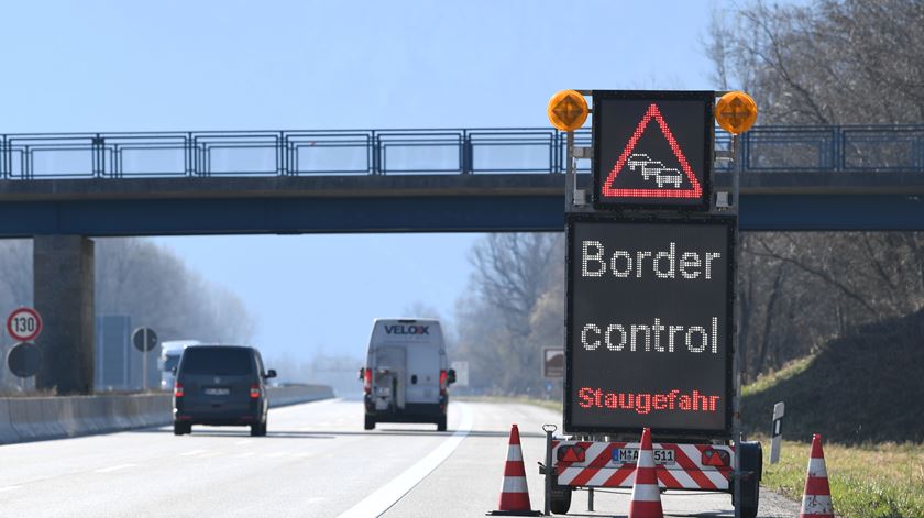 Sinal de trânsito indica controlo fronteiriço entre Alemanha e Áustria. Foto: Andreas Gebert/Reuters