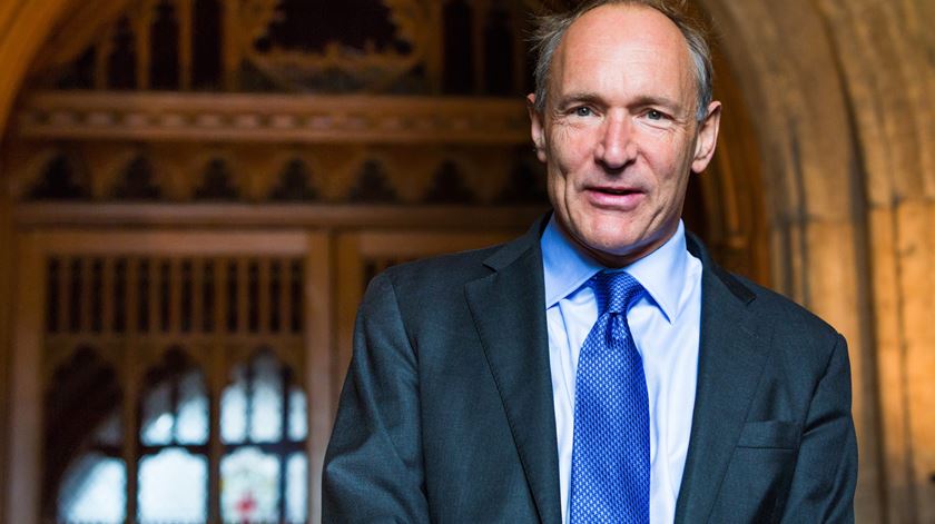 Sir Tim Berners-Lee, em 2014, ao chegar a Guildhall, Londres. Foto: Wikimedia