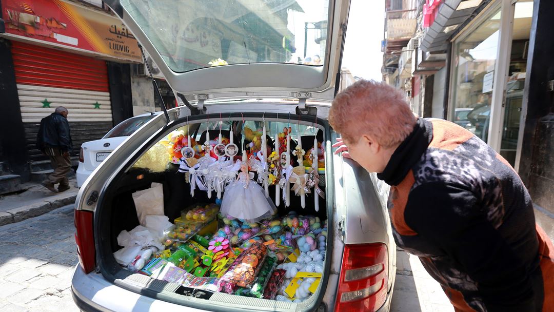 Na Síria, vendem-se decorações de Páscoa pelas ruas, com as celebrações pascais sem fiéis por imposição governamental. Foto: Youssef Badawi/EPA