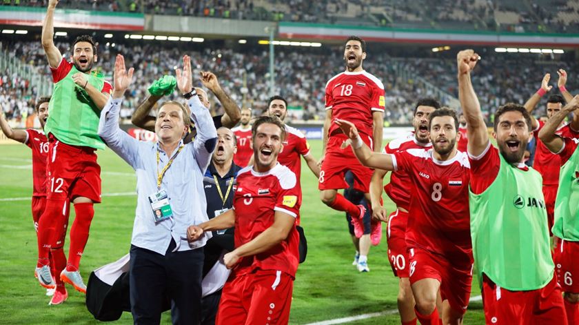 Jogadores sírios celebram apuramento para o play-off. Foto: Abedin Taherkenareh/EPA