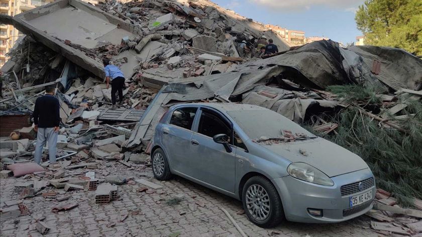 Em algumas zonas da Turquia, como Izmir, vários prédios colapsaram. Foto: EPA