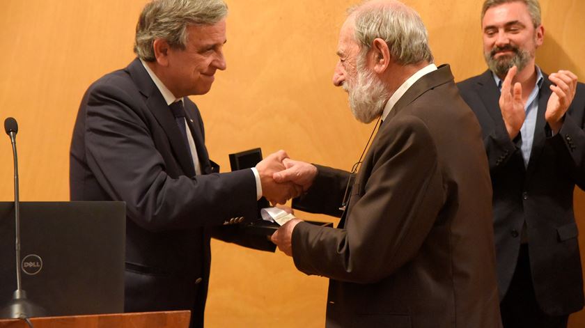 Siza Vieira recebe das mãos do reitor a Medalha de Mérito da Universidade do Porto Foto: Egídio Santos