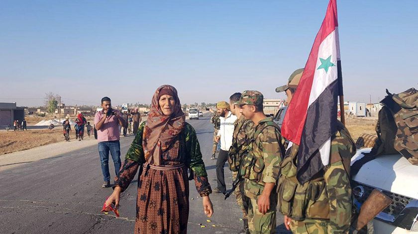Soldados sírios entram em cidades próximas da fronteira com a Turquia. Foto: Sana/EPA