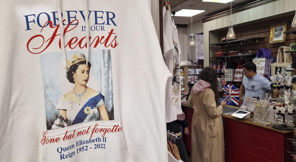 Canecas e t-shirts com a imagem de Isabel II são "best-sellers" nas lojas turísticas junto ao Palácio de Buckingham. Foto: Maria João Cunha/RR