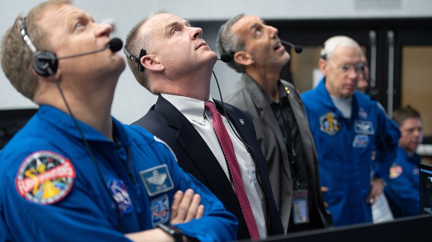 Astronauta Eric Boe e Norm Knight, vice-diretor de voos da NASA, assistem ao lançamento da cápsula, no Johnson Space Center. Foto: Joel Kowsky/NASA