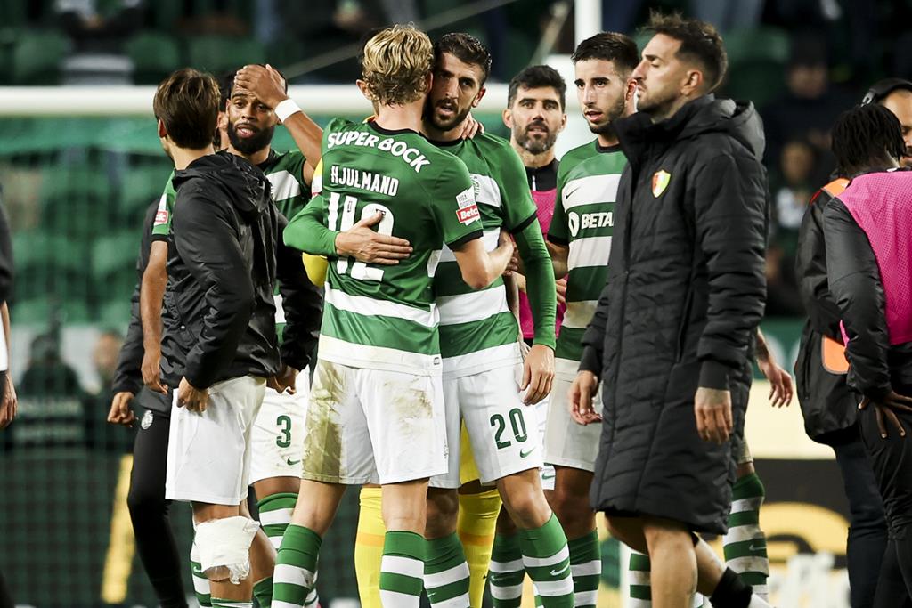 Em jogo de duas viradas, Sporting vence Estrela Amadora e mantém