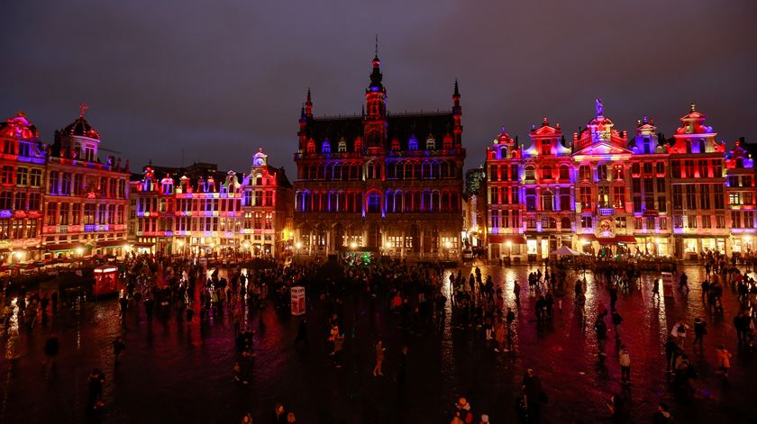 Grand Place em Bruxelas iluminou-se com as cores do Reino Unido para mostrar a "amizade" da União Europeia (UE) para com o país, apesar da saída. Foto: Stephanie Lecocq/EPA