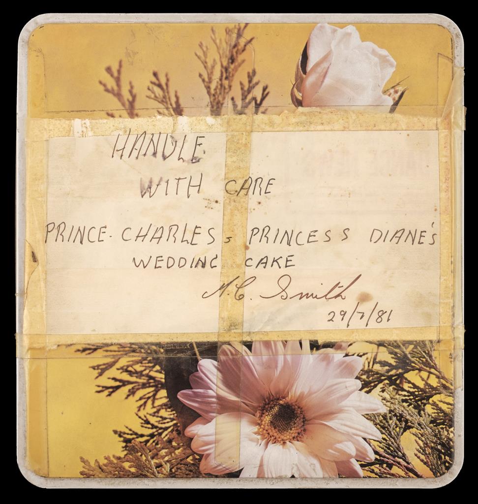 A Sra. Smith guardou a fatia numa lata velha de bolo floral e colou uma etiqueta feita à mão na tampa, lendo: "Handle with Care - Prince Charles & Princess Diane