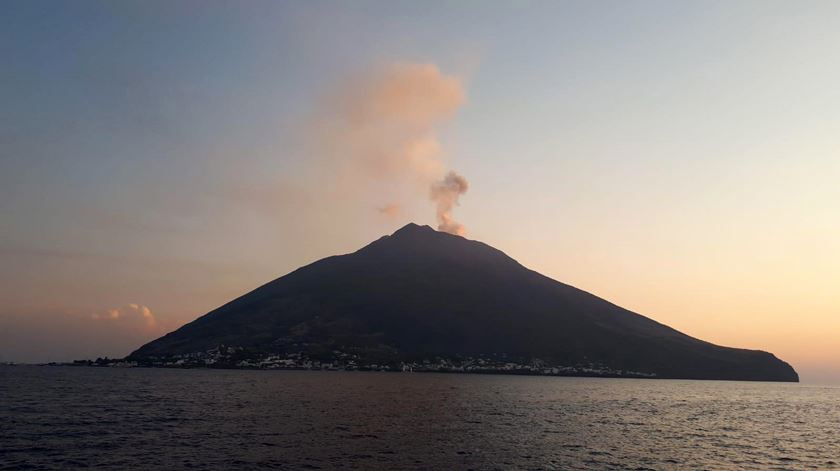 O vulcão Stromboli, em Itália, em erupção. Foto: EPA/Giannetto Baldi