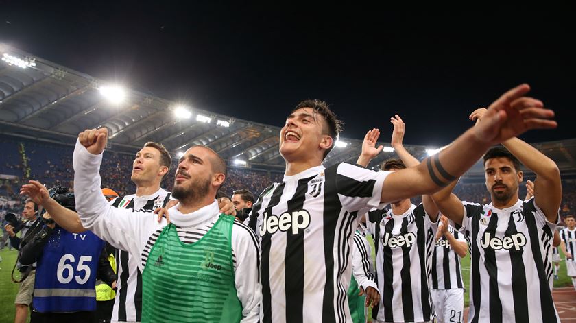 Sturaro, de colete verde, festeja conquista do título pela Juventus. Foto: Alessandro Bianchi/Reuters