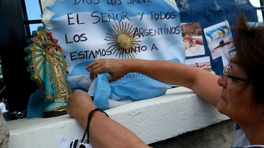Os argentinos oram pelos tripulantes. Foto: Mauricio Arduin/EPA