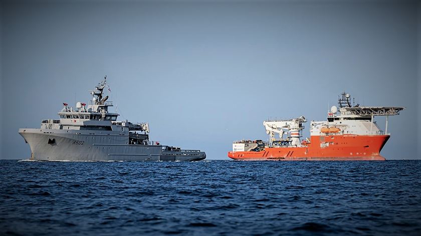 Embarcações envolvidas na busca do submarino. Foto: Twitter da ministra francesa da Defesa