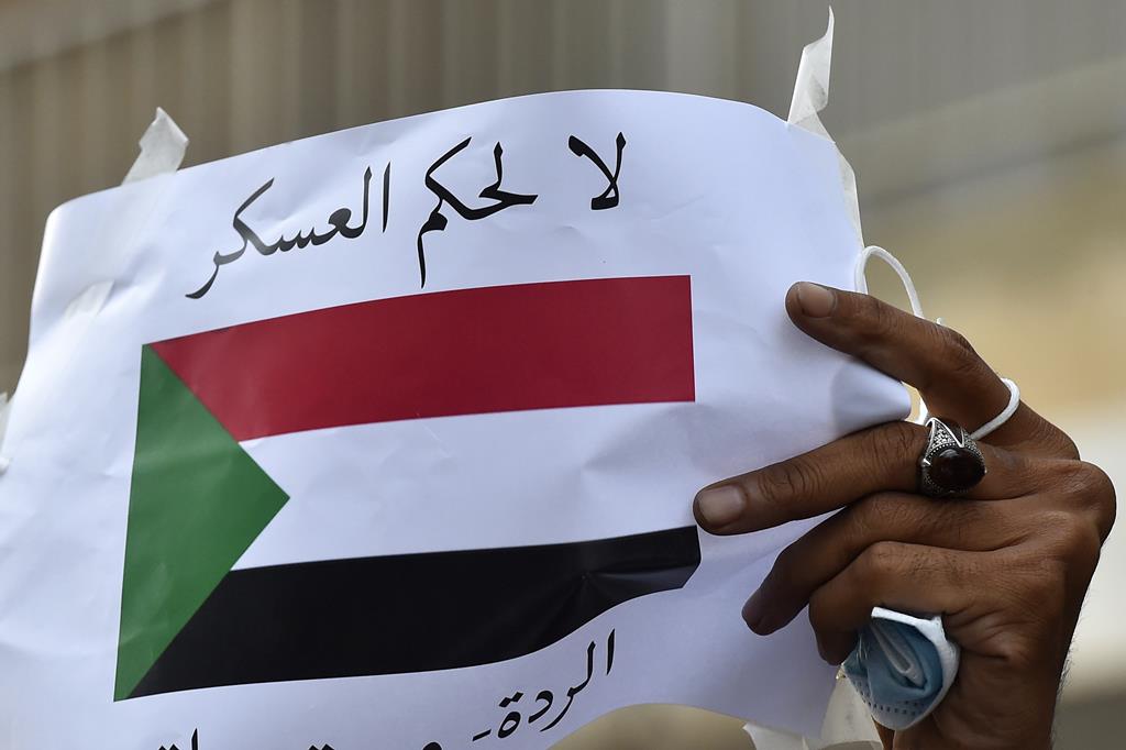 "Não ao poder militar" no Sudão, diz o cartaz. Foto: Wael Hamzeh/EPA