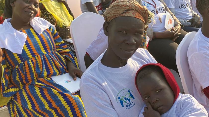 Centenas de pessoas estavam presentes no “Jonh Garang”, para ver e ouvir o Papa Francisco. Foto: Aura Miguel/RR