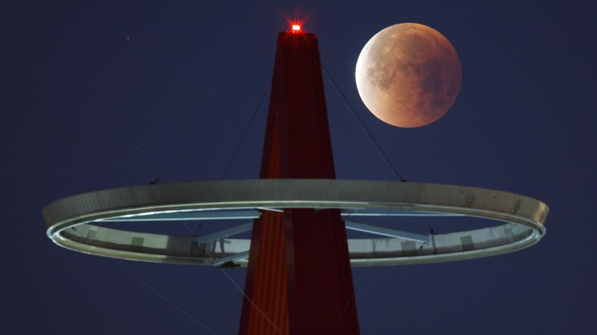 A "Super Lua Azul de Sangue" vista do estádio de Anaheim, Califórnia. Foto: Eugene Garcia/EPA