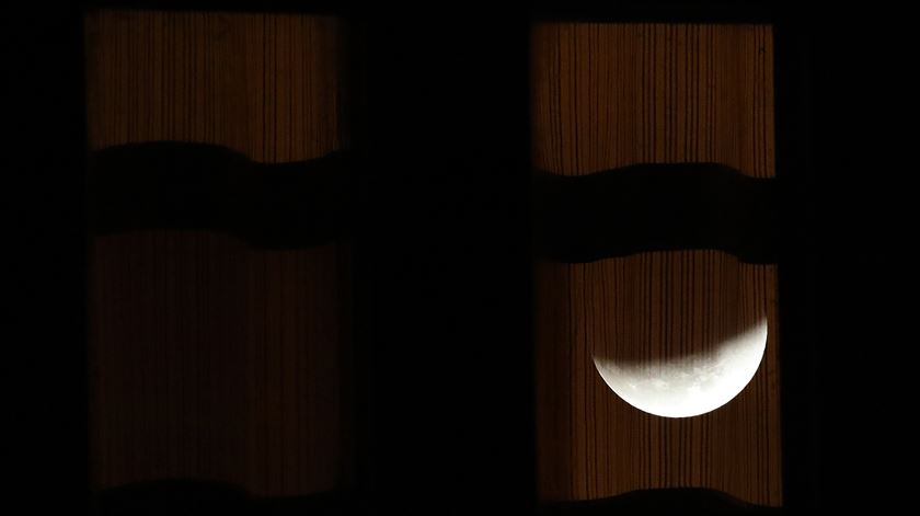 Em Nova Deli, na Índia, também foi possível assistir ao eclipse total da lua. Foto: Harish Tyagi/EPA