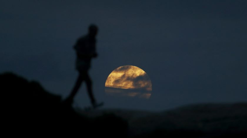 A lua em Sydney, antes do eclipse total. Foto: Daniel Munoz/EPA