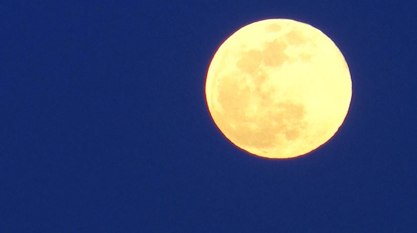 Super lua, vista a partir de Lisboa, em fevereiro de 2019