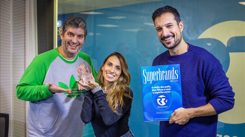 Daniel Leitão, Filipa Galrão e Renato duarte com o prémio Superbrands 2023 foto: Ricardo Fortunato/RR