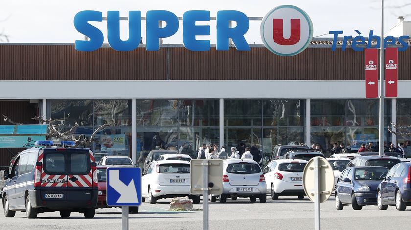 Ataque levado a cabo num supermercado francês na sexta-feira, provocou quatro mortos. Foto: Guillaume Horcajuelo/EPA