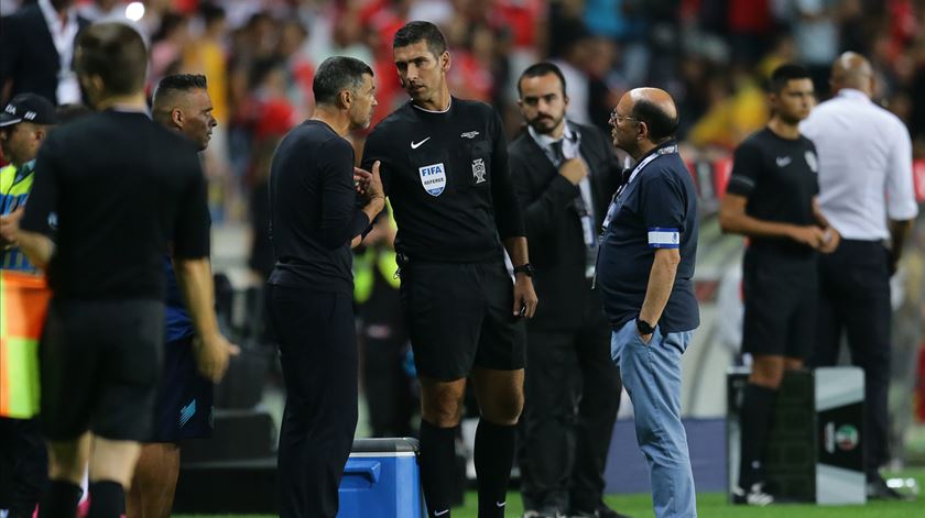 Insólito na Alemanha. Árbitro abandona jogo durante 10 minutos