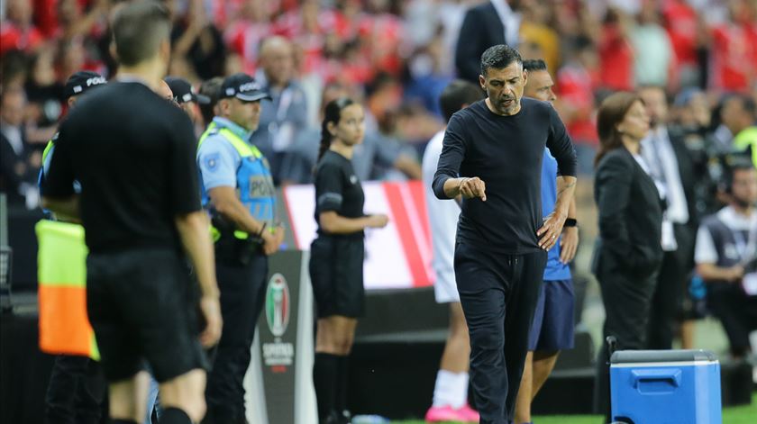 Insólito na Alemanha. Árbitro abandona jogo durante 10 minutos