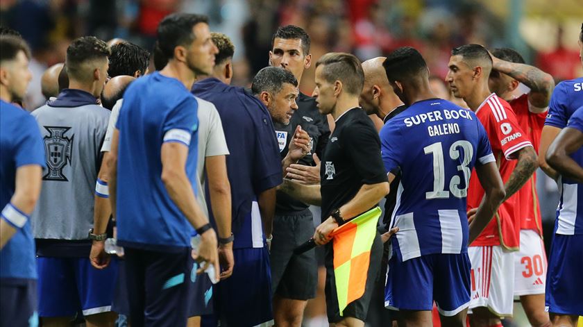 Sérgio Conceição expulso pelo árbitro Luís Godinho na Supertaça 2023. Foto: Paulo Aragão/RR