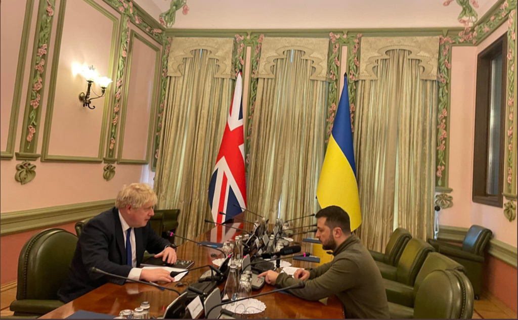 Boris Johnson e Volodymyr Zelenskiy reunidos em Kiev. Foto: Twitter