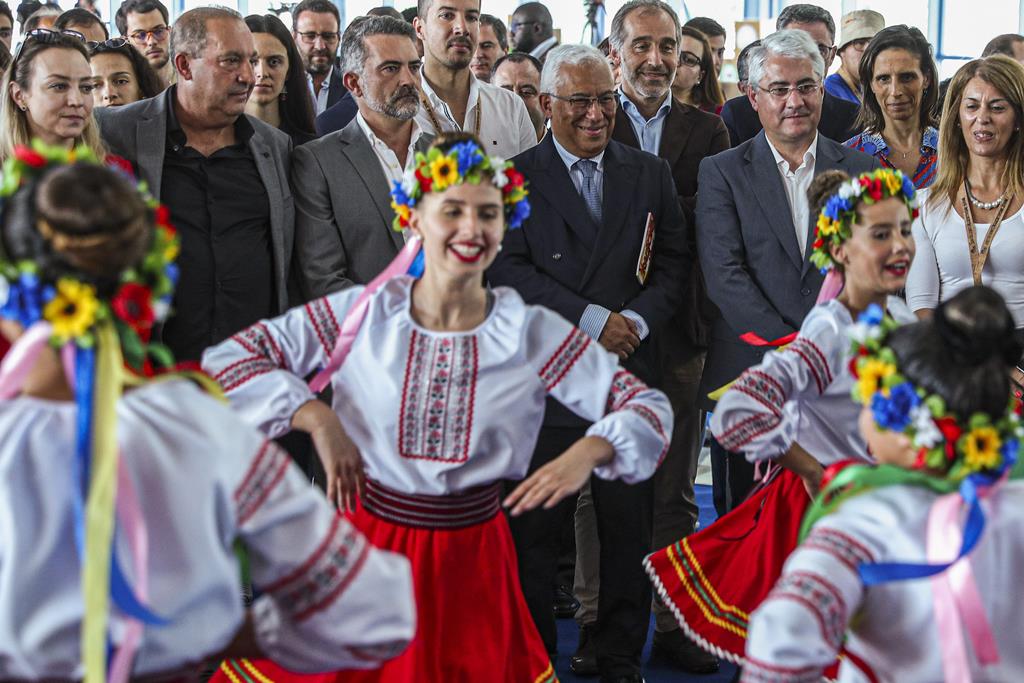 Primeiro-ministro assiste à dança de um grupo ucraniano, na sessão de abertura do 18.º Encontro Nacional de Associações Juvenis (ENAJ). Foto: Luís Forra/Lusa